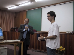 Diretor do Instituto de Qumica da USP entrega a Diego PrmioGeraldo Vicentini 